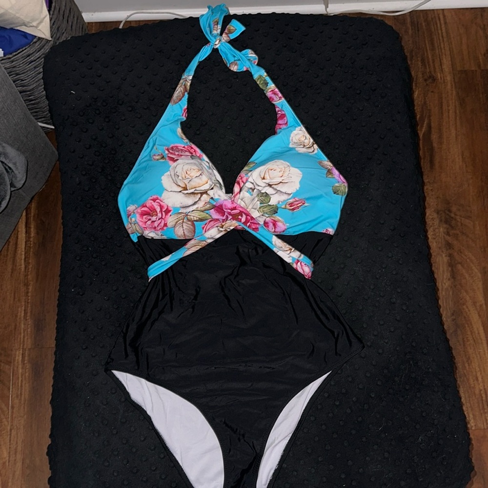 Cupshe women’s one piece swimsuit. Built in padding. Worn once